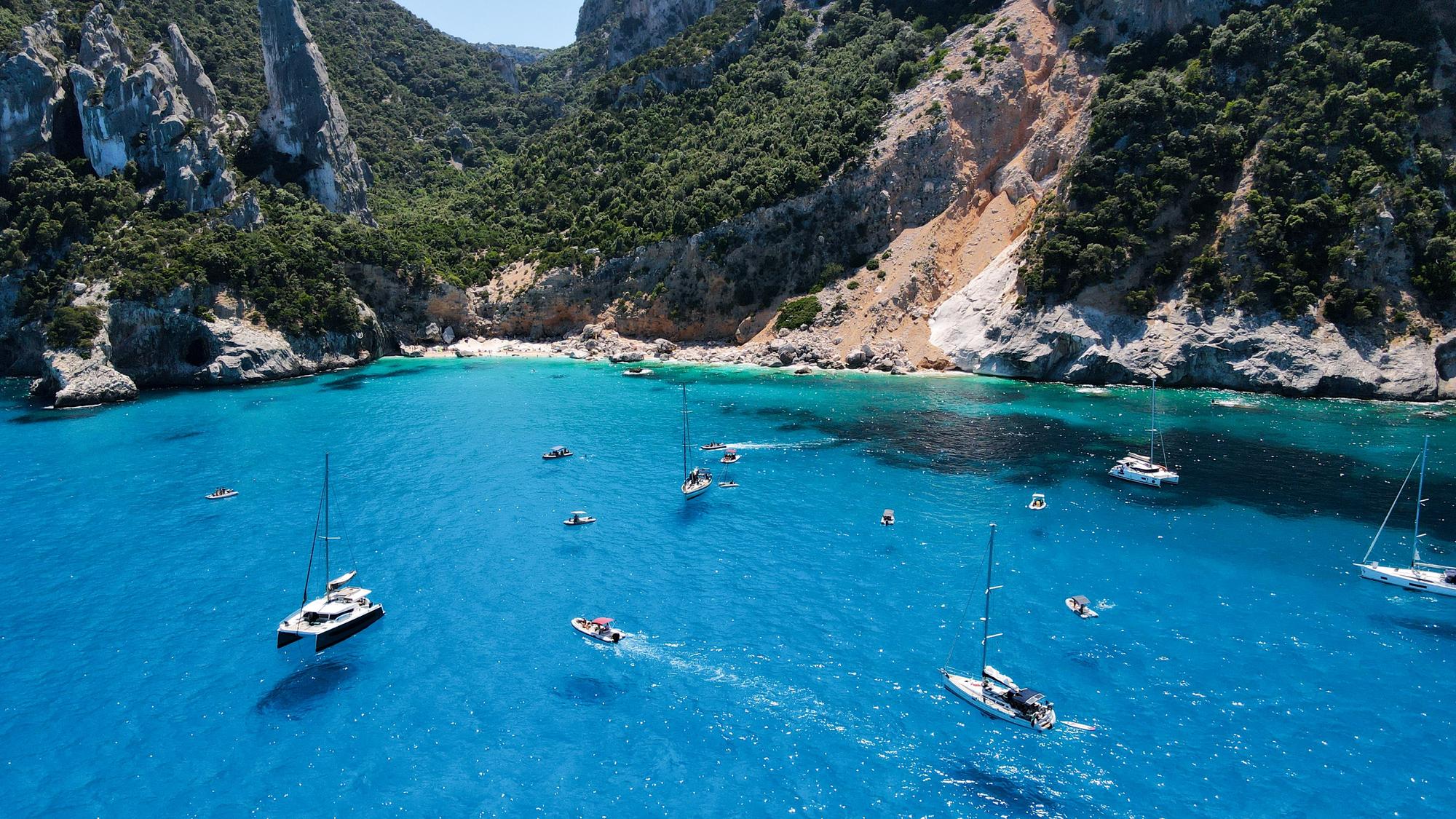 Vue-aerienne-de-Cala-Goloritze-sur-la-cote-de-Baunei-en-Sardaigne-lors-dune-excursion-en-bateau